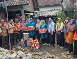 Pemdes Betung Beri Bantuan Sembako kepada Warga Yang Mengalami Musibah Kebakaran