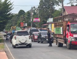 Sat Samapta Polres PALI Lakukan Pengaturan di SPBU Beracung untuk Atasi Kemacetan Akibat Antrian BBM