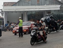 Sendirian Lawan Kemacetan: Aksi Relawan Kayuagung Ini Tuai Pujian Warga