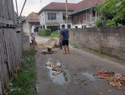Miris! Jalan Akses Peziarah di Kutaraya Rusak Parah, Warga Gotong Royong Tanpa Bantuan Pemerintah