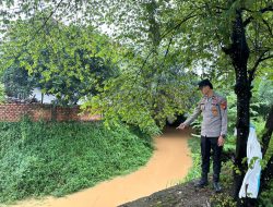 Waspada Banjir  Polsek Talang Ubi Pantau Debit Sungai Beracung, Kapolres PALI Pastikan Masih Aman