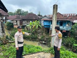 Antisipasi Banjir, Polisi Rutin Pantau Ketinggian Air di Kecamatan Talang Ubi