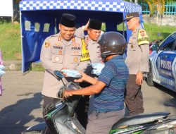 Aksi Sosial Polres PALI: Kapolres dan Bhayangkari Sapa Warga Sambil Bagi Takjil