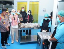 Kapolri Tinjau Layanan Gizi Polri di Palembang, Apresiasi Relawan SPPG Polda Sumsel