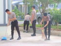 Ciptakan Lingkungan Nyaman, Polres PALI Bersihkan Masjid dan Drainase